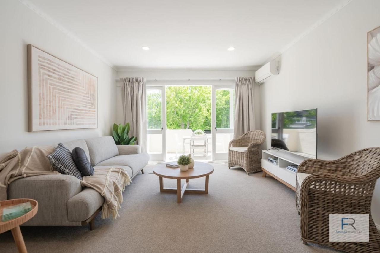 Spanish Charm - Stylish 3BR Steps from the Beach - B&B Auckland