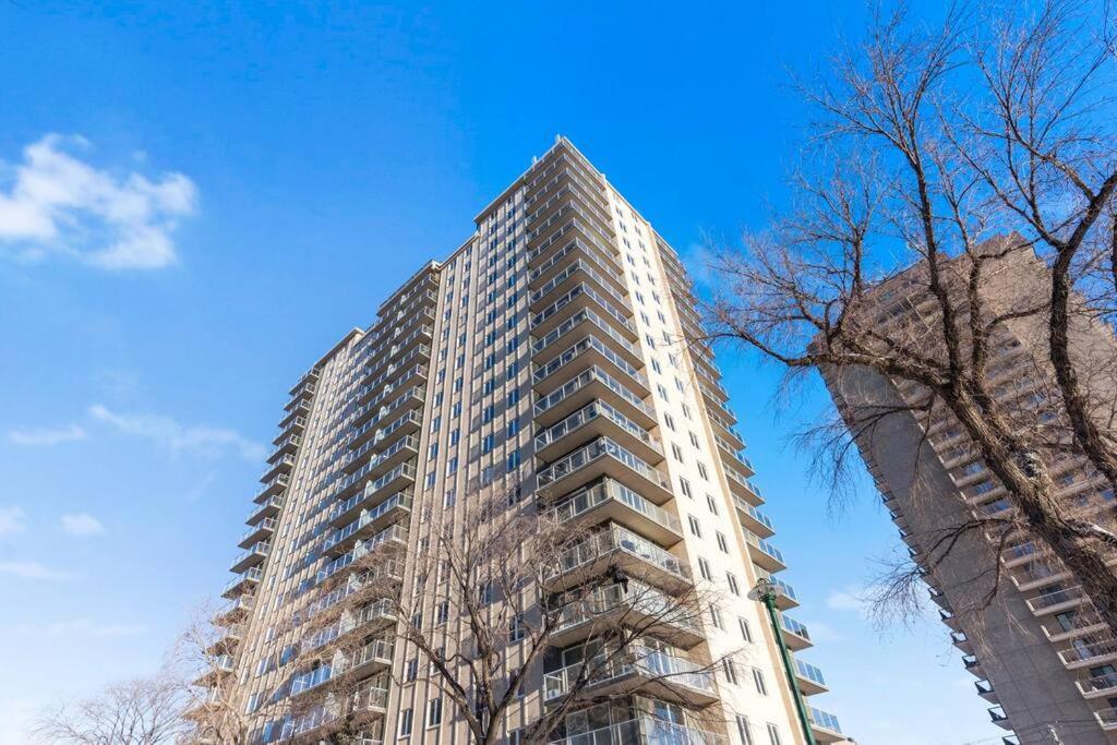 Downtown river-view high-rise, free parking, gym - B&B