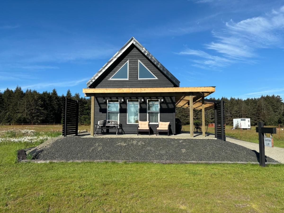 Sunrise Cabin- The Loft - secluded Beach front guest house - Bed and Breakfast Sandspit