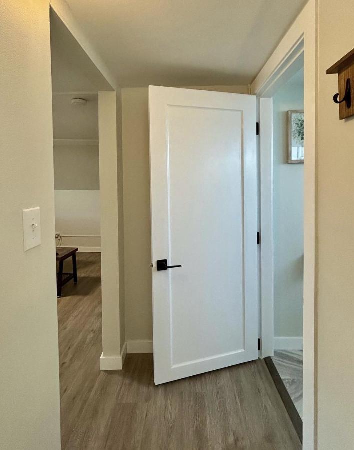 Chic, Cozy & New Prime location with AC, Street Parking #4 - B&B Renton