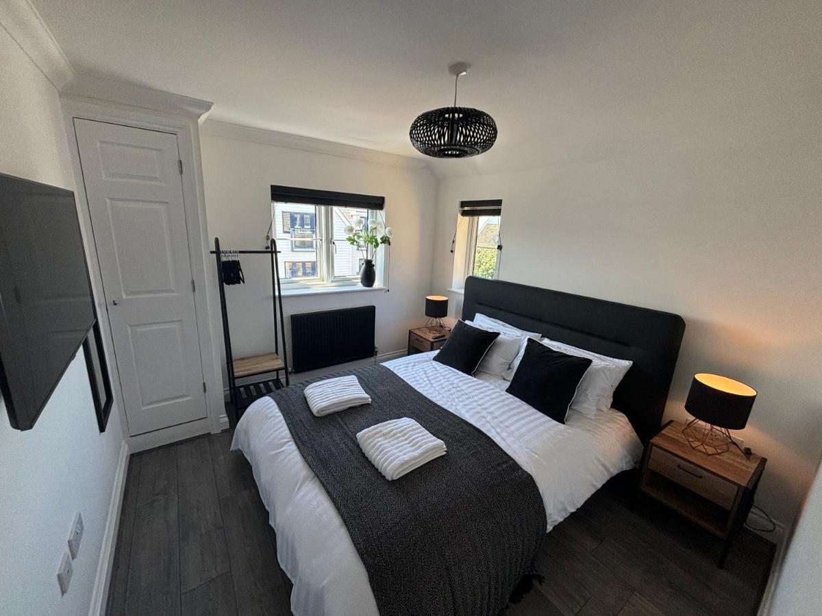 The Tipsy Turtle - Stylish 2 bed flat with parking - B&B Kent