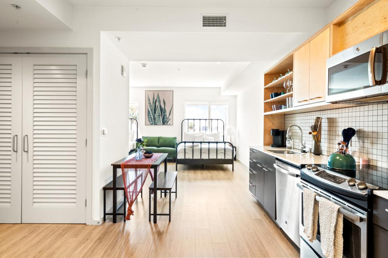 Hollywood Walk of Fame with parking and gym - Bed and Breakfast Los Angeles