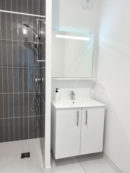 Studio in Lormont with Free Parking - B&B