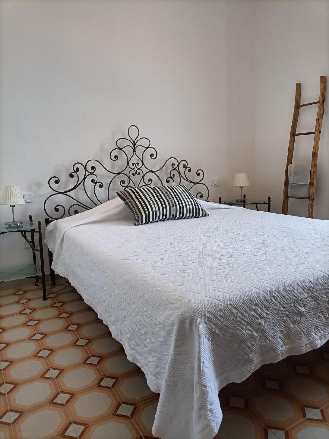 Habitación con cama extragrande y vistas al mar