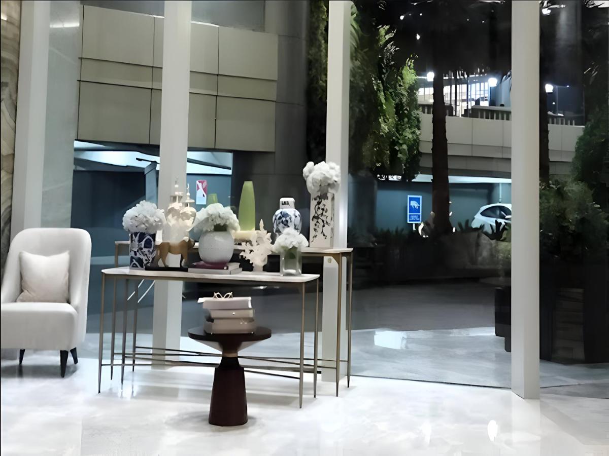 Luxurious 1 Icon 3BR Apartment in Tunjungan Plaza 6 Surabaya City Centre by Le Ciel Hospitality - B&B
