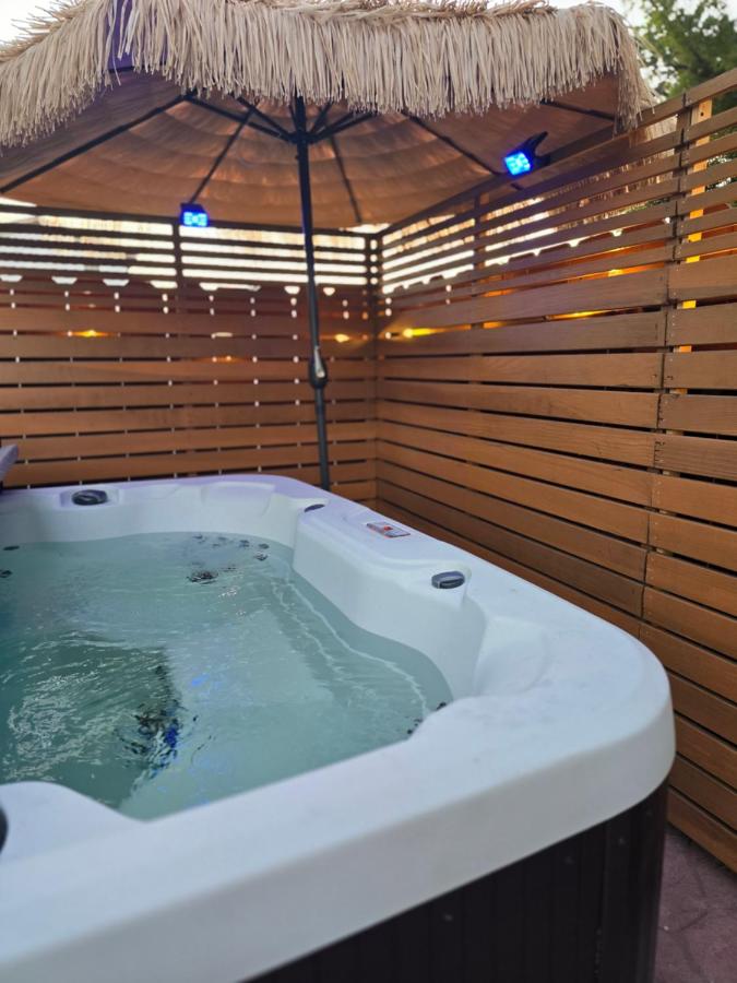 Pool, Hot Tub, Luxury 3 Beds,15 Min Beach,DT, Zoo, Sesame Place, Airport - B&B