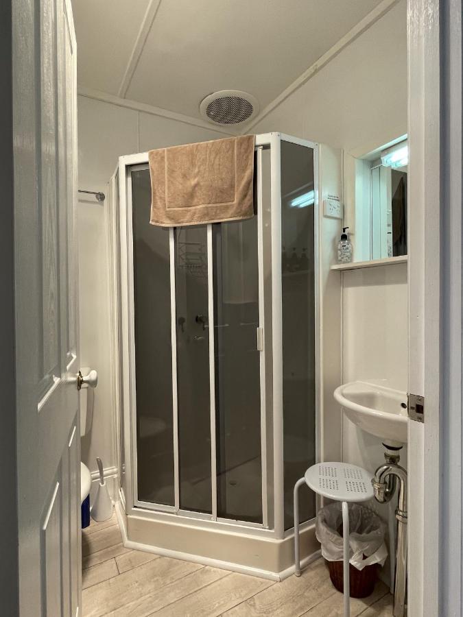 Kleines Zweibettzimmer