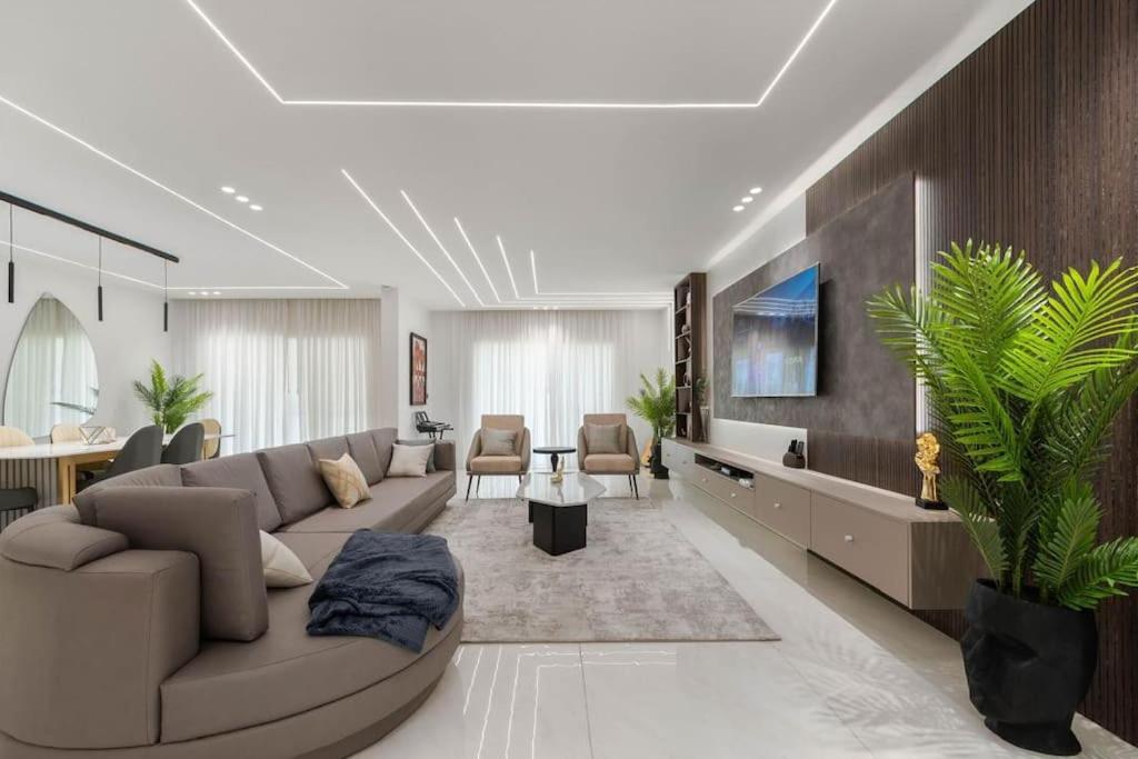 3-Bedroom Serviced Apartment with Pool & Balcony - B&B Lagos