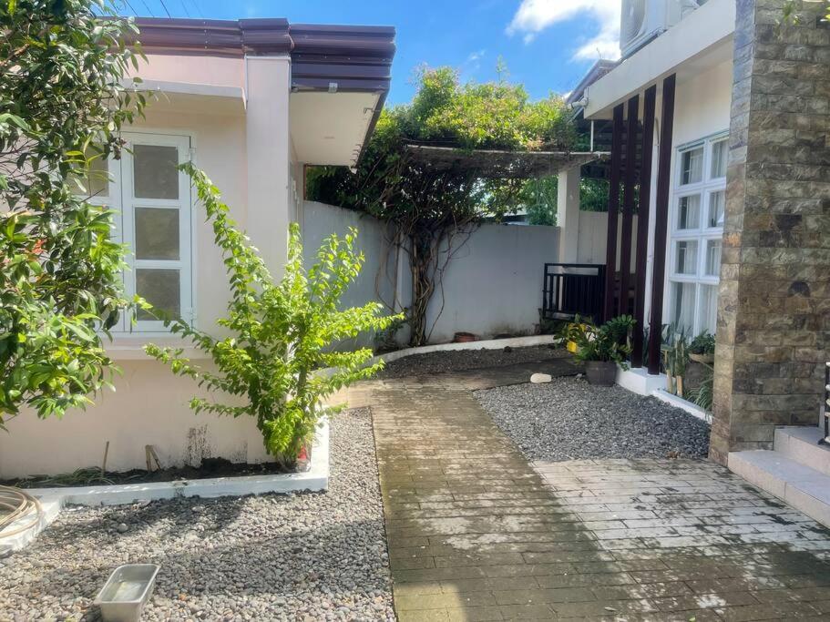 5BR House with Centralized AC, Backyard & Office - Ferienwohnung Roxas City