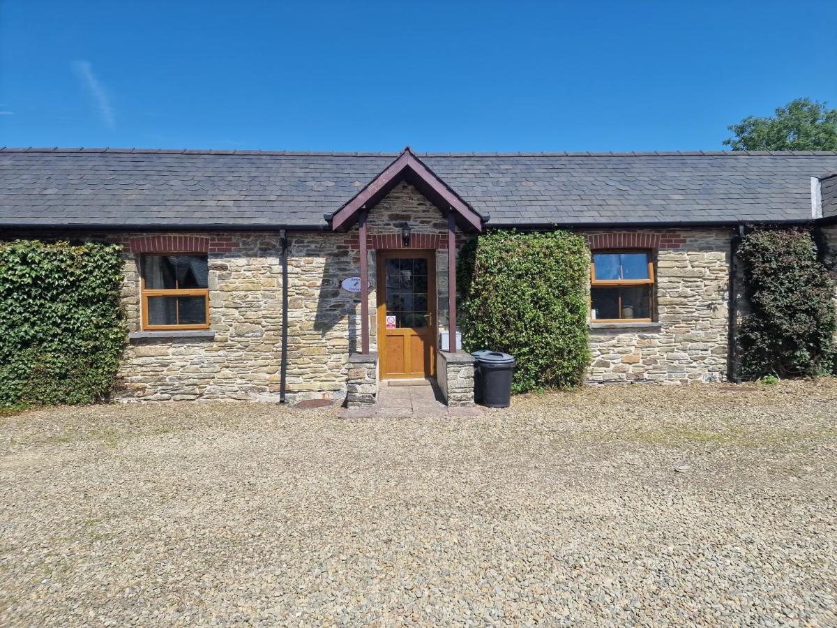 Robin Cottage Sleeps 2 Dog Friendly cottage 40 acres of grounds and woodlands Fishing Lake Swimming Pool - B&B