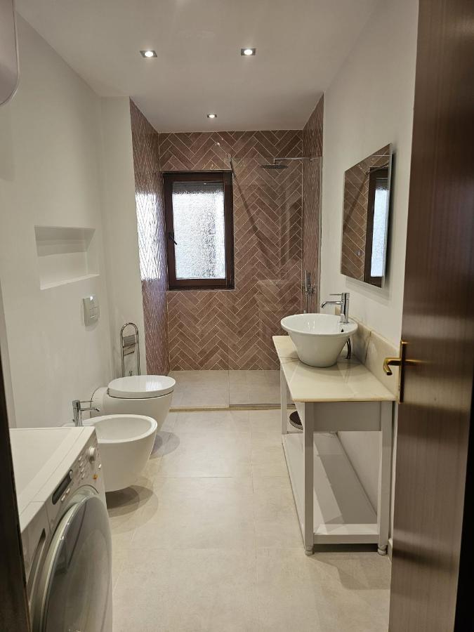 Spacious Modern Apartment in Prime Tirana Location - B&B