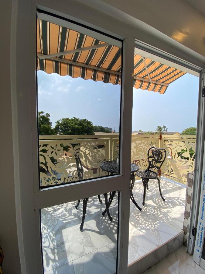 Big studio with balcony in Osu Accra - Bed and Breakfast