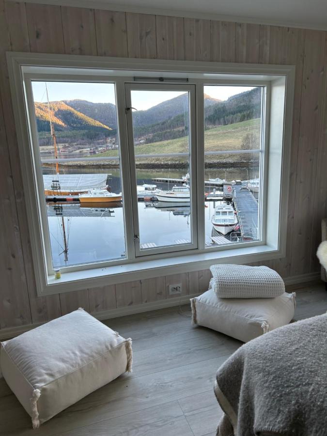 Handelsmannens hus ved Otnesbrygga, Valsøyfjord - Ferienwohnung Otnes