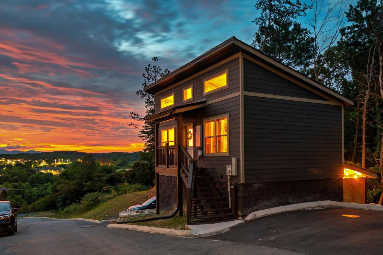 Prime Location, close to Dollywood and Pg Forge Downtown with Mtn view, Hot tub & Game Room - B&B