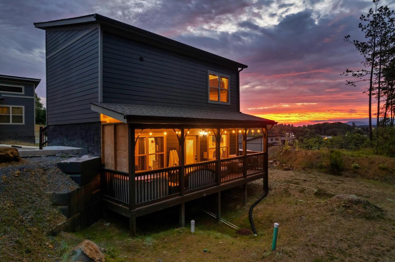 Family or couple retreat next to Downtown, Dollywood & Smoky Mountains! - Chambres d'hôtes Sevierville