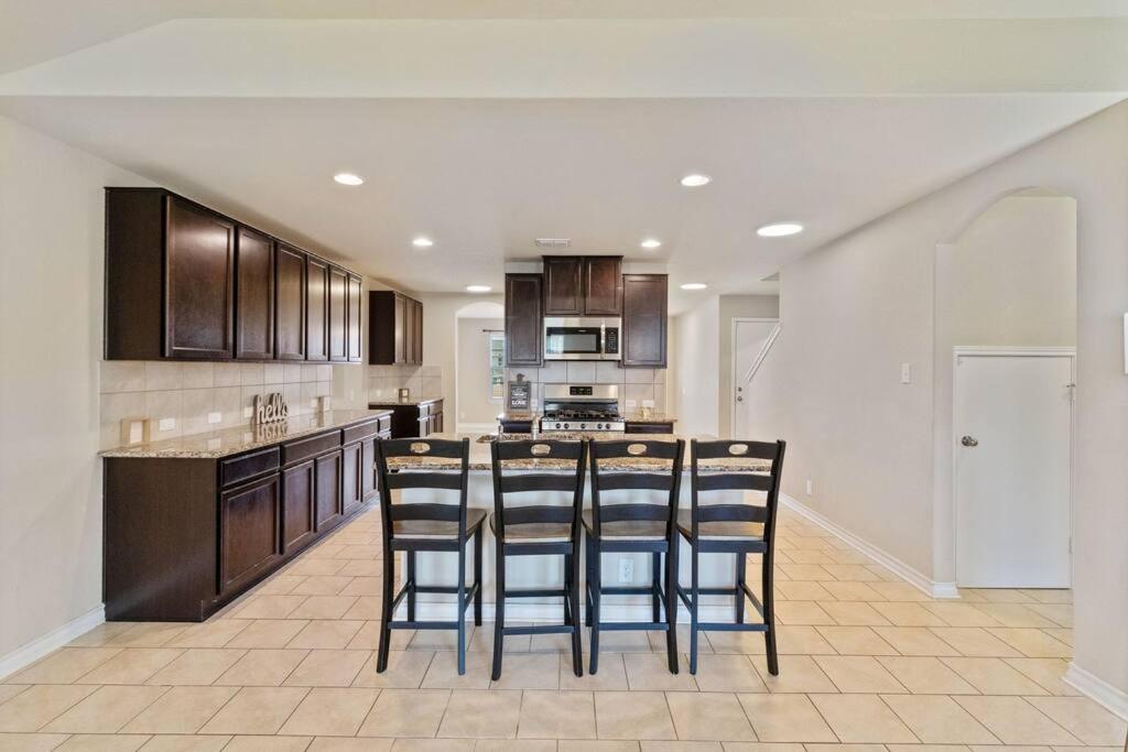 5 Bedroom Luxurious Retreat in Schertz, San Antonio - Ferienwohnung