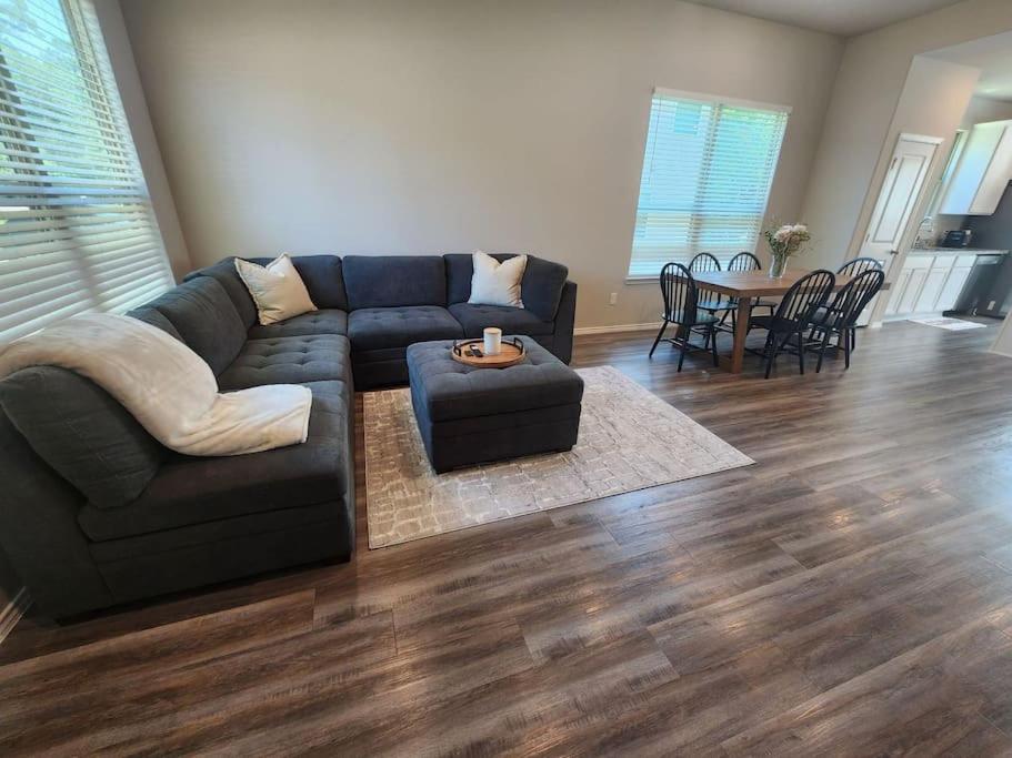 Spacious Retreat 5 Min from Lake Conroe - Ferienwohnung