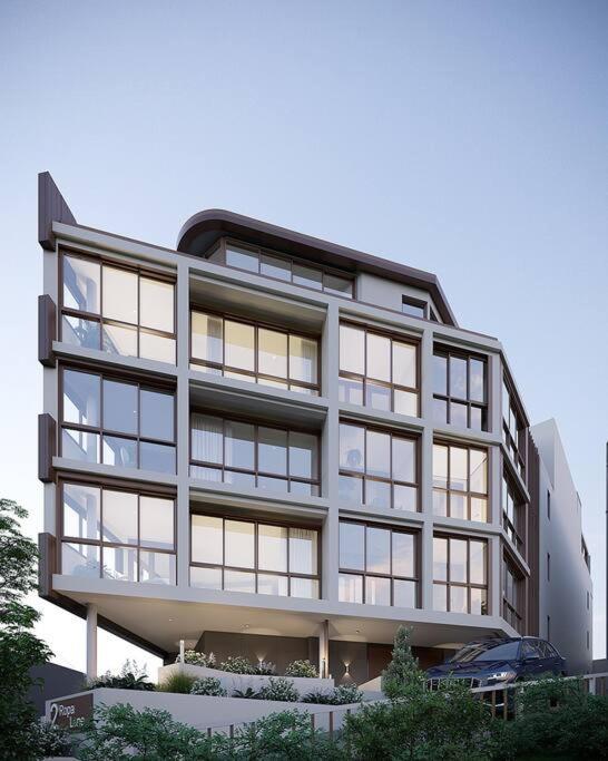 Brand New Lush Studio Apartment close to airport - B&B