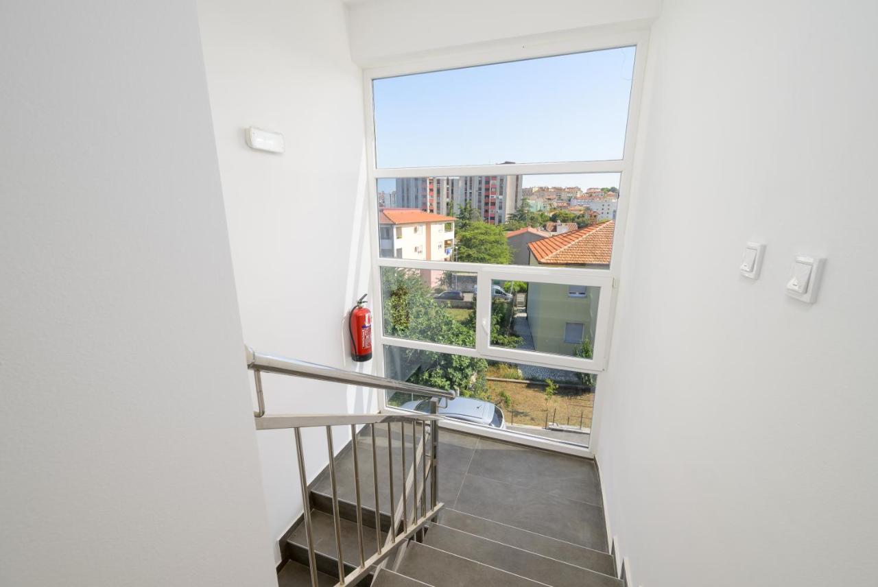 J&J apartment NEW MODERN ELEGANT 2024 With Balcony and Loggia - Free private parking Fast Wi-Fi and 3 AIR conditioners - Ferienwohnung Pula