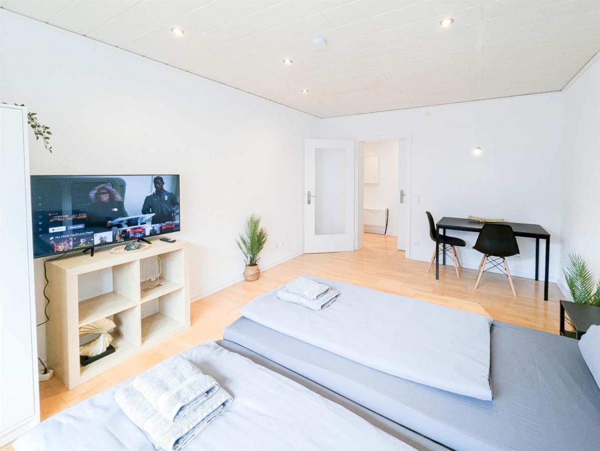 ALFA Apartment Esslingen City Altstadt nahe Stuttgart Messe I 3 Zimmer 5 Betten I Bad I Küche l WIFI & SmartTV I 3BR 5 Beds I Bathroom I Kitchen - Chambres d'hôtes Esslingen