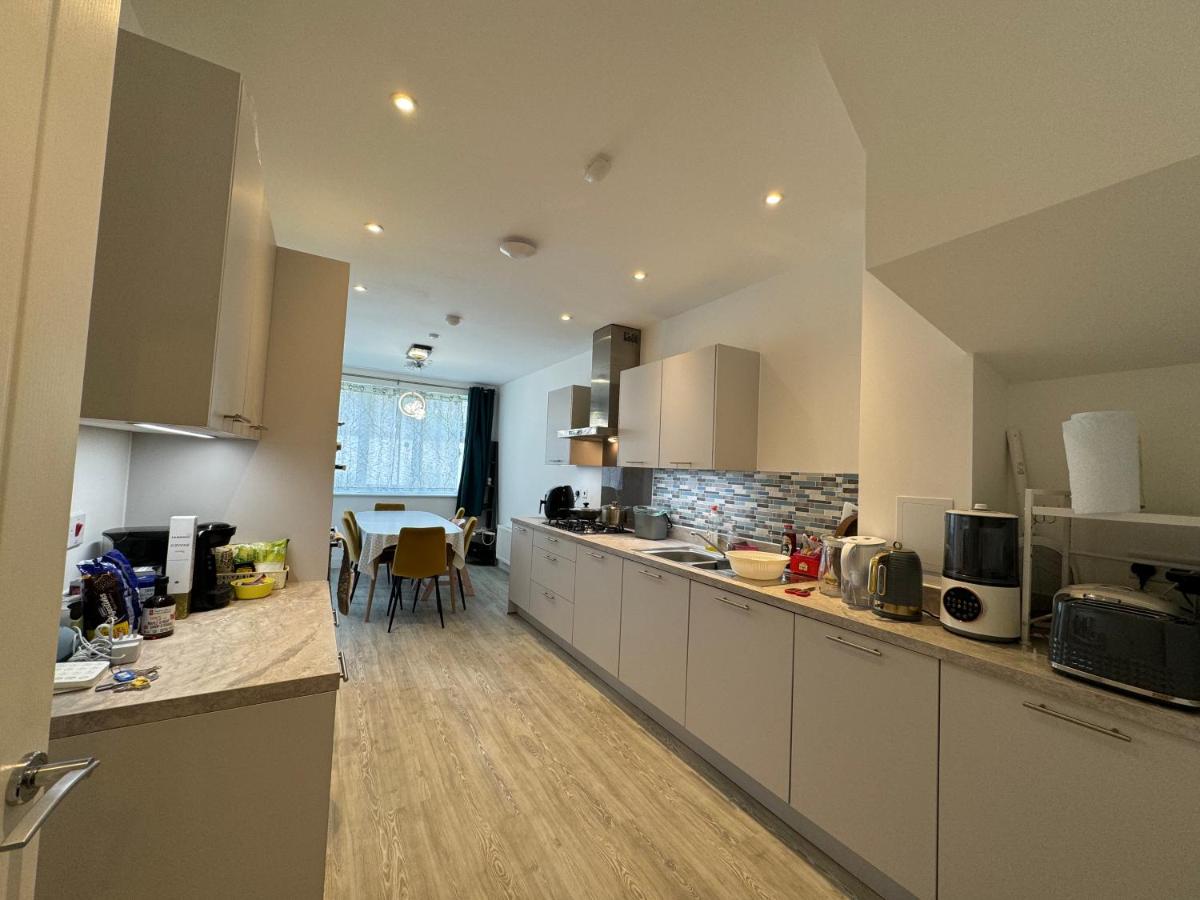 Beautiful Newbuild 5 bedroom Town House - B&B Chelmsford