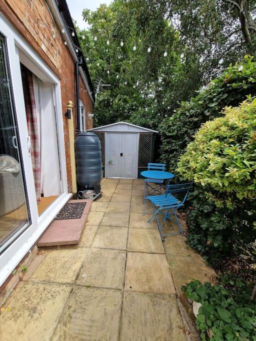 Cosy cottage in Christchurch, 1 double & 2 singles with private garden & parking - Bed and Breakfast Christchurch