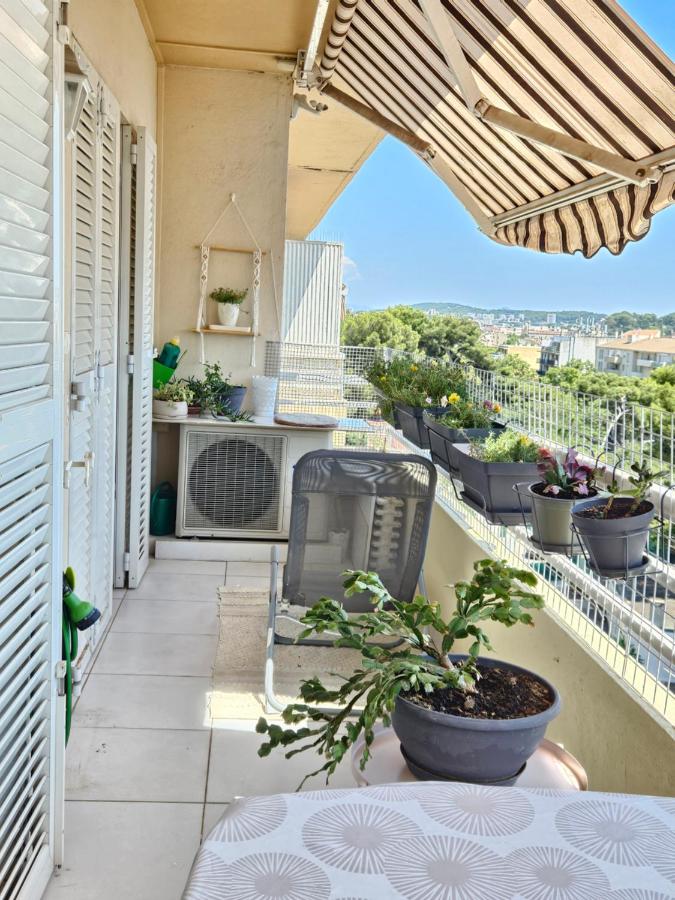 Appartement rénové dernier étage en ville et au calme - B&B Tolone