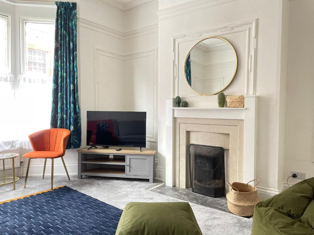 Spacious Victorian for 10 across Royal Infirmary with FREE PARKING - B&B