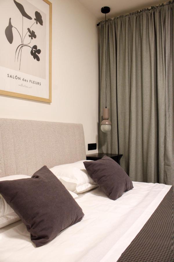 Deluxe One-Bedroom Apartment