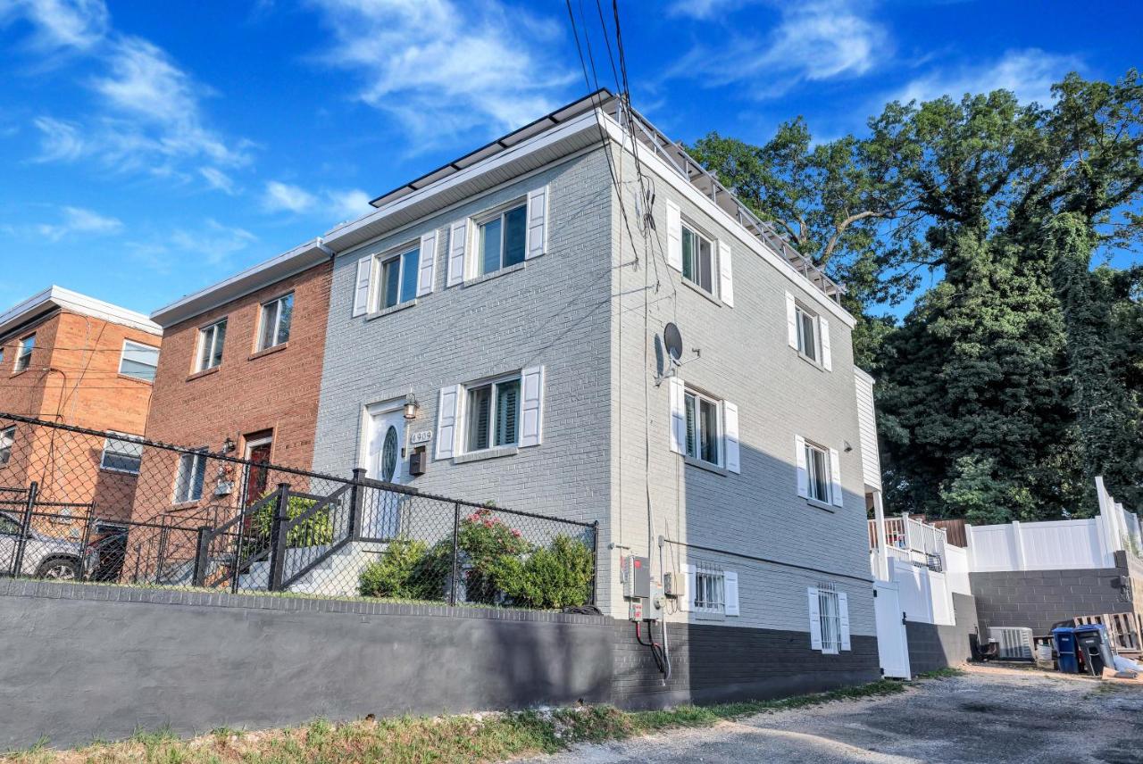 Bright Stylish hidden gem in Washington DC with King Bed 75inch tv and free parking - Chambres d’hôtes