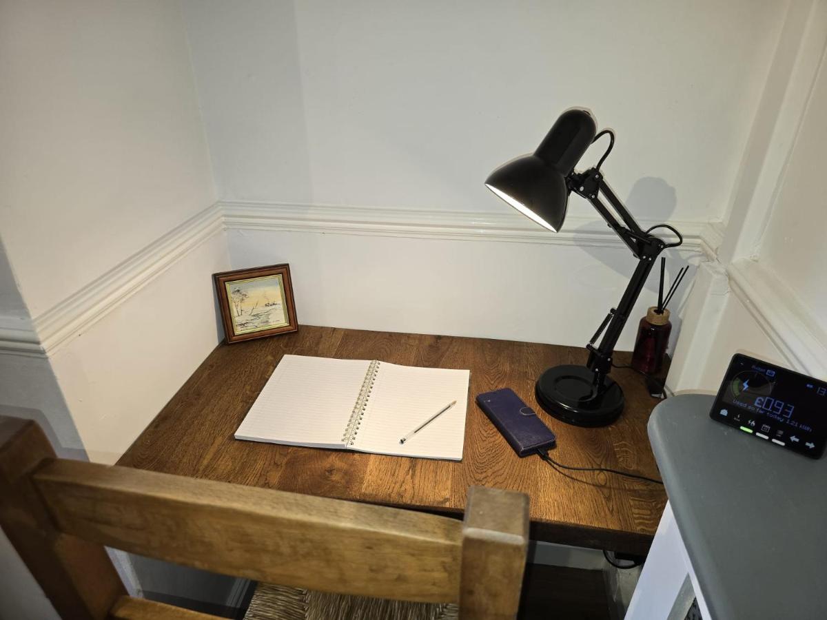 Free Parking, Outdoor Decking - Flanders Cottage - B&B