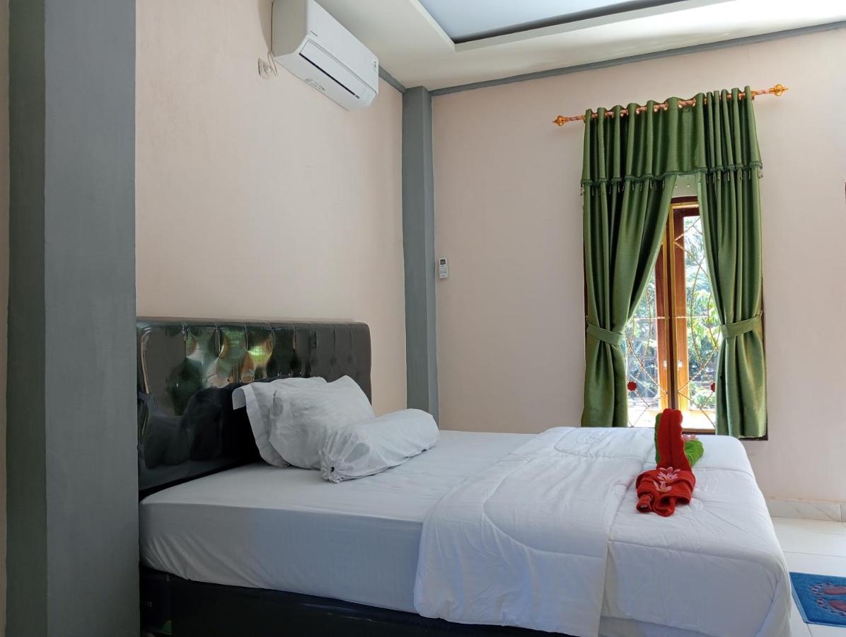 Zimmer mit Kingsize-Bett und Gartenblick. 