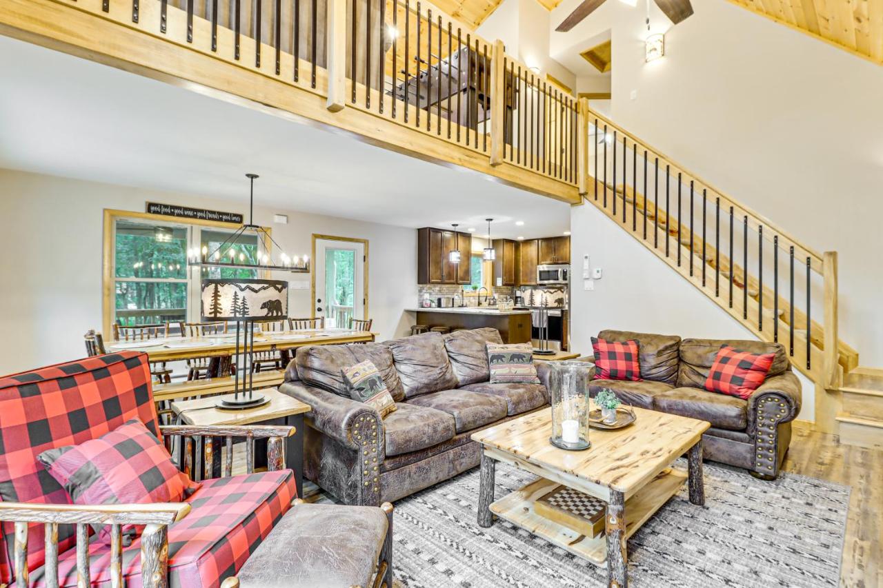 Forest Views and Hot Tub Poconos Cozy Cabin - B&B Albrightsville