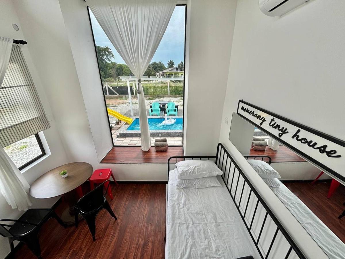 Memerang Tiny House & Pool near Merang Jetty - Bed and Breakfast Sayat