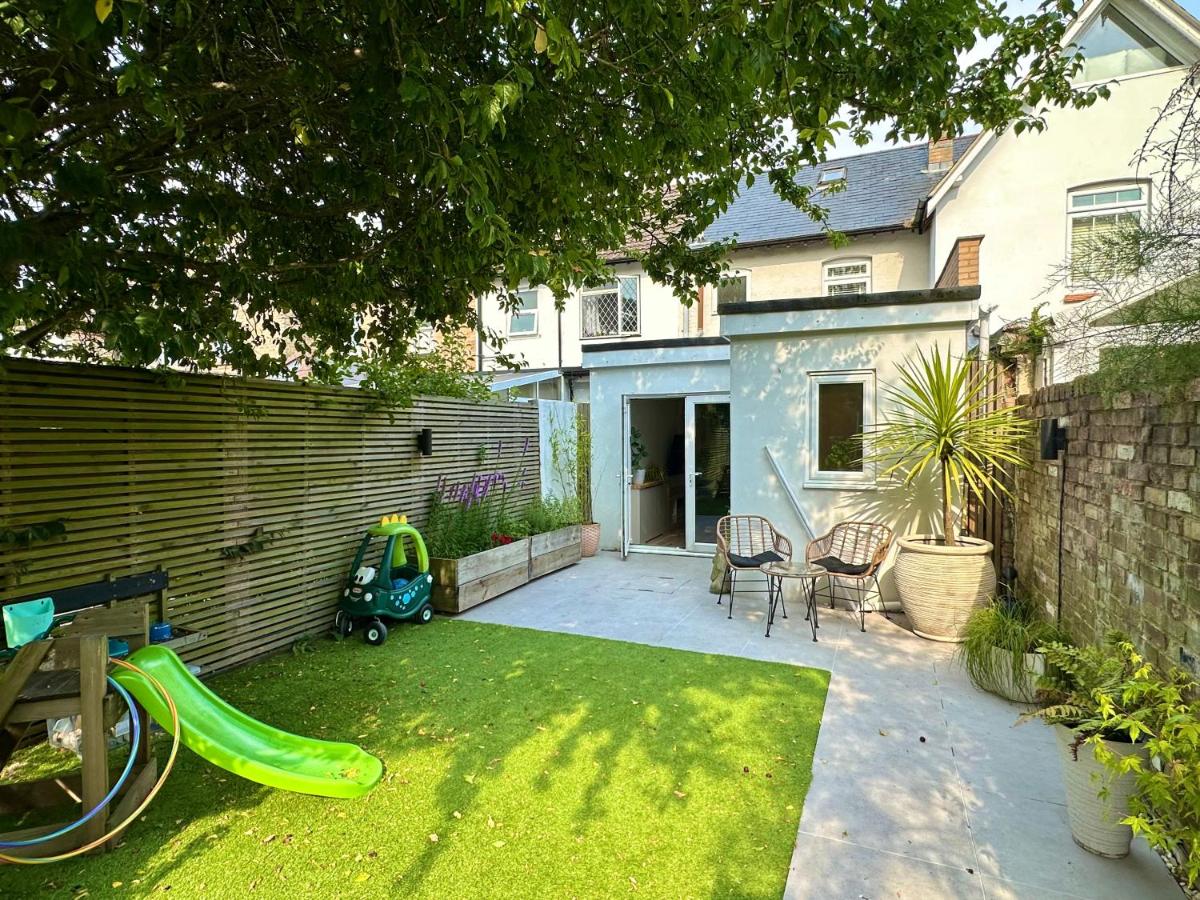 Family Three Bedroom Home - Outbuilding Games Room - Walk to Town and Beach - Free Parking - B&B