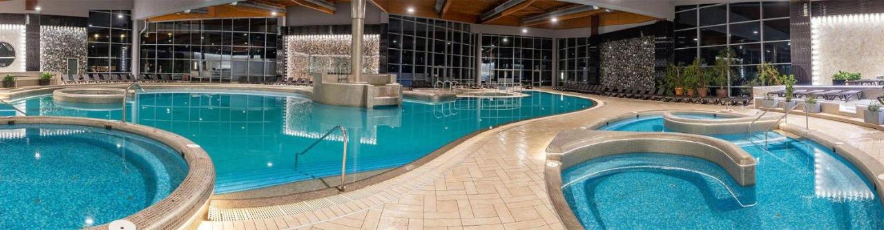 Family Fun Azúr Port Private Beach & Wellness - B&B Siófok