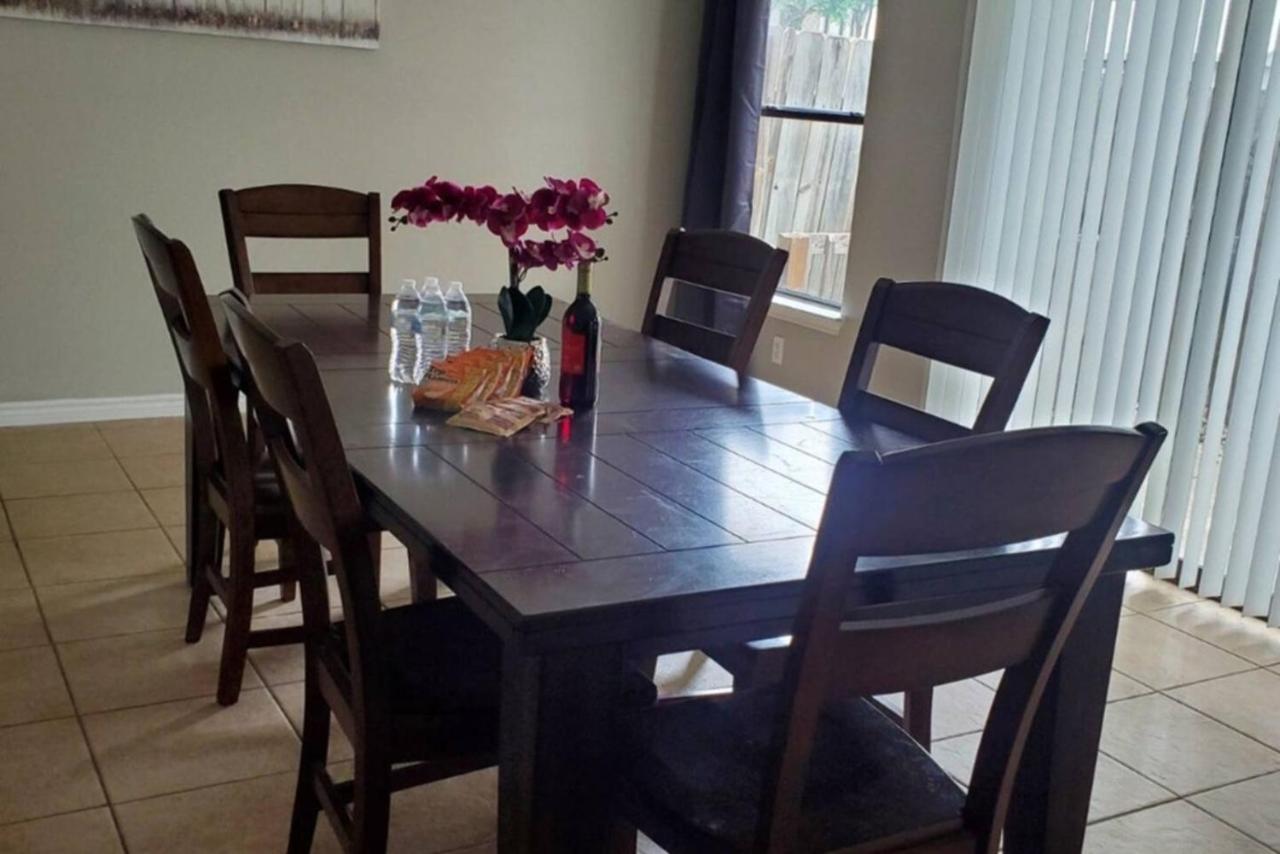 Homey 4br Home In Converse Near Airforce Base - B&B