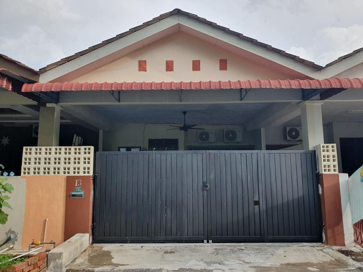 Teratak Ayuni with Private pool - B&B