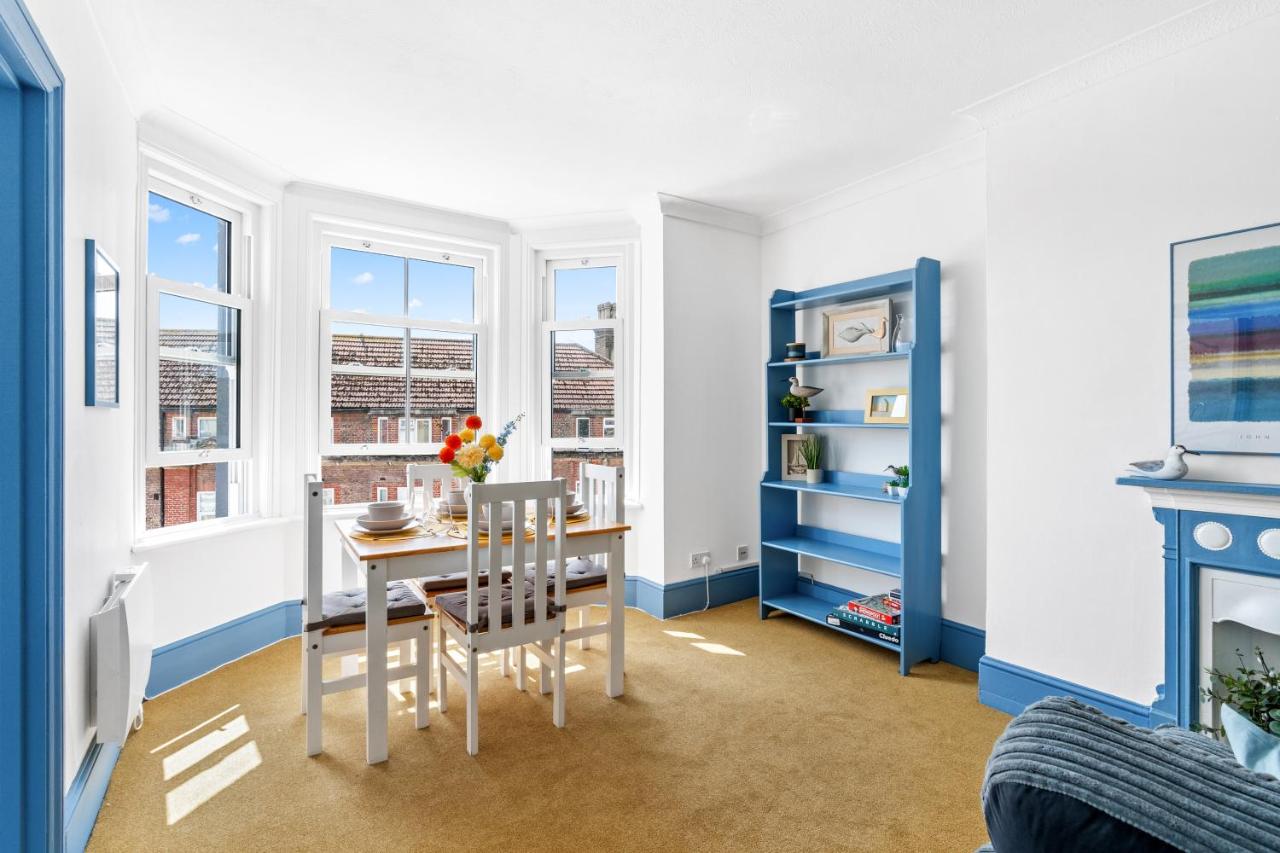Central Stylish Apartment - FREE Parking - 4min to beach - B&B Worthing