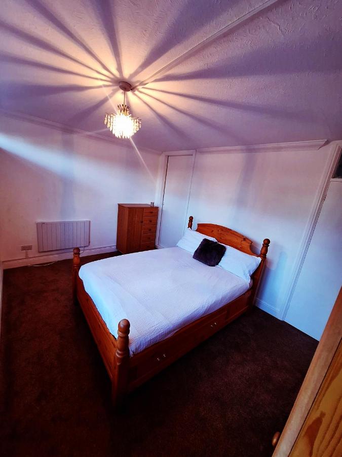 Spacious 2 bedroom Flat close to Gatwick Airport - Chambres d’hôtes