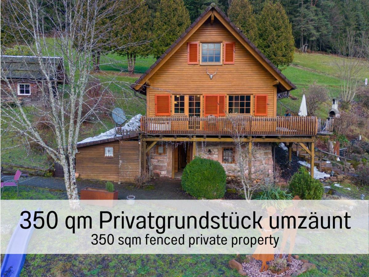 Hüttenchalet Waldschatz mit Sauna, Kamin und eingezäunt - B&B Alpirsbach