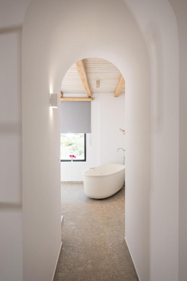 Estudio con bañera de hidromasaje