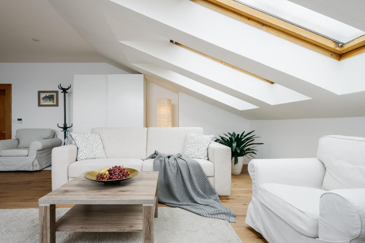 MIA Cozy Apartment with Prague Castle View, Parking & AC - Chambres d’hôtes Prague