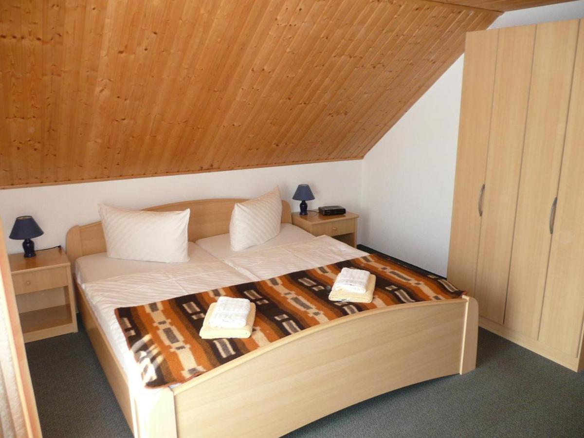 One-Bedroom Apartment with Shower
