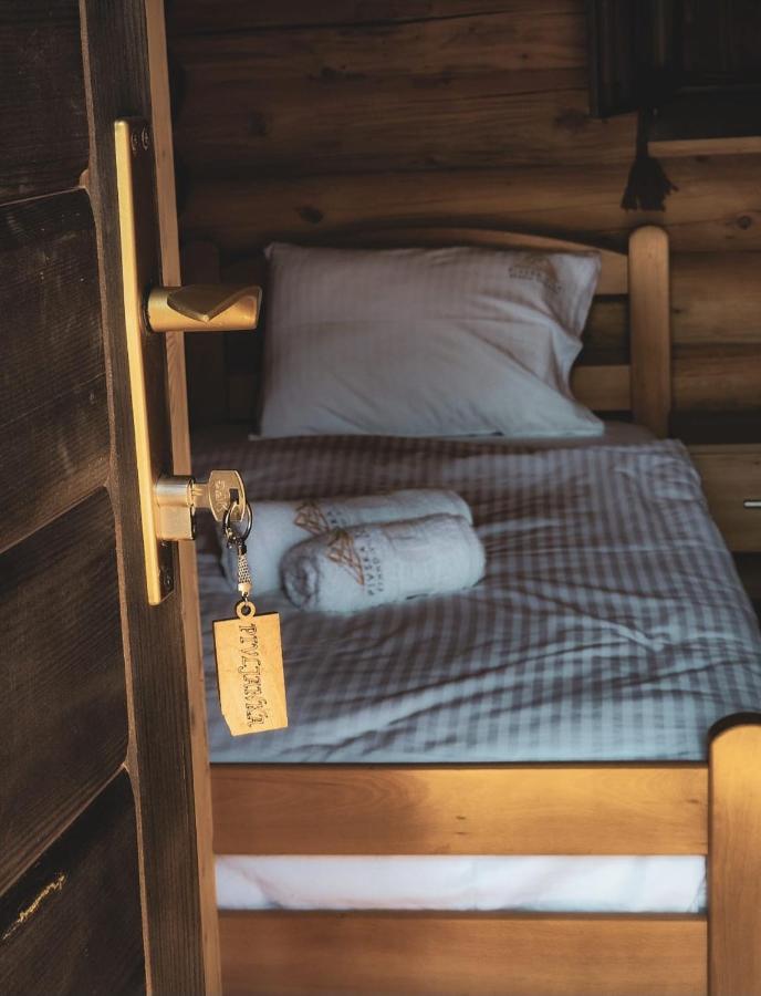 Tweepersoonskamer met 2 Aparte Bedden en Eigen Badkamer