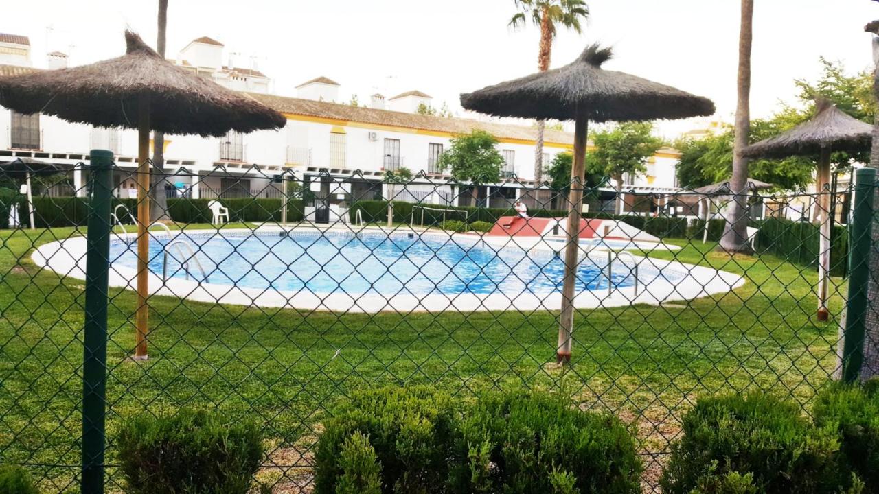 Chalet Adosado, con dos terrazas y piscina, - B&B La Antilla