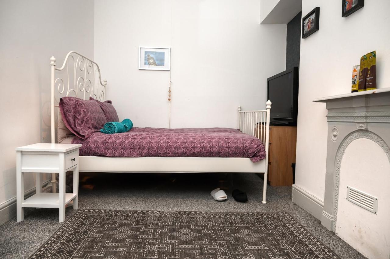 Audenshaw Spacious Double Room - Bed and Breakfast