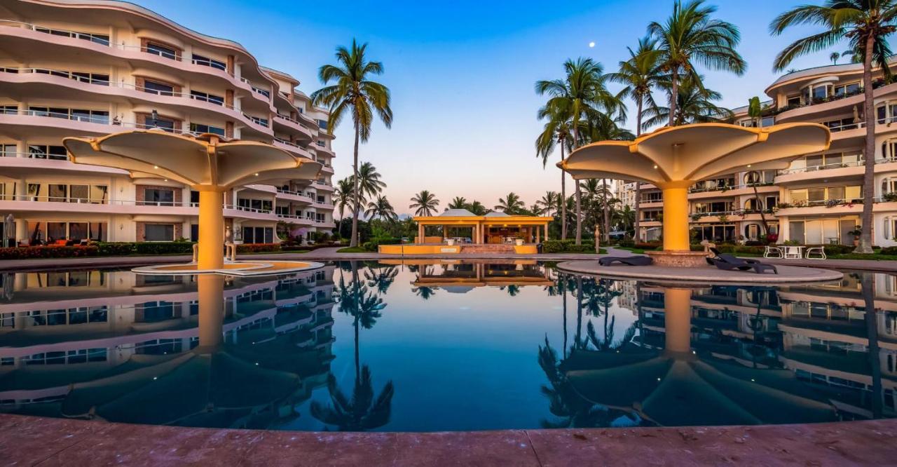 Ocean Front Condo with Pool Sleeps 6 Adults-Quinta del Mar 203 - B&B