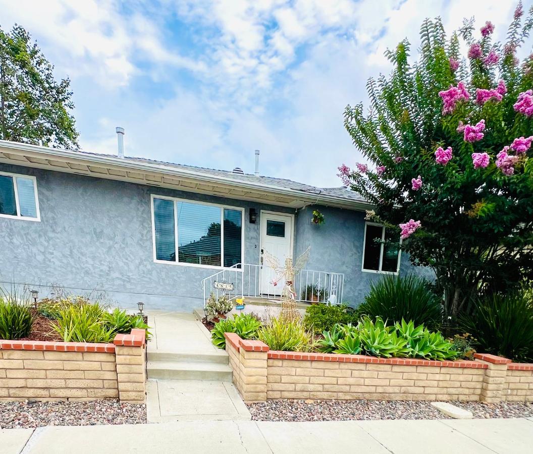 Family Friendly Retreat with Yard and Play Area, 2000 sq ft, AC, Fiber Optic WiFi - Bed and Breakfast San Diego