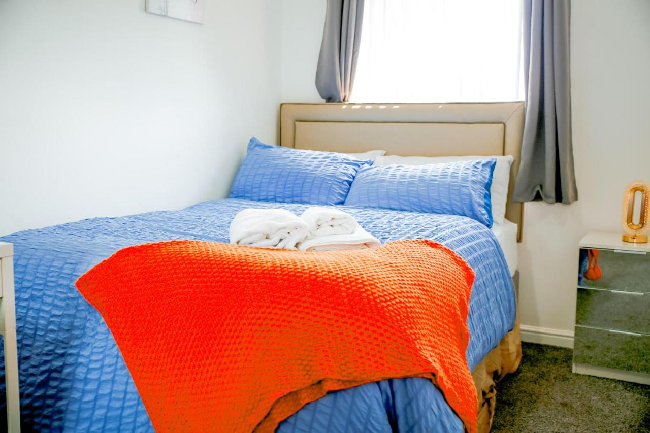 The Wynne House - 3 Bedroom Luxury House with 5 Beds & Free Parking Near City Centre, and a walking distance to The Etihad Stadium & Coop Live Arena - B&B